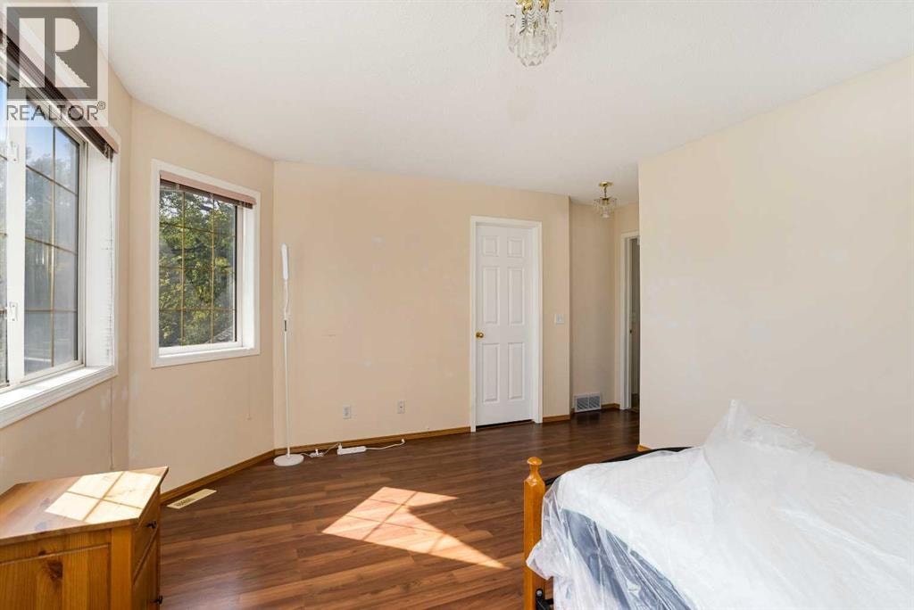 218 15 Avenue NW — photo 27