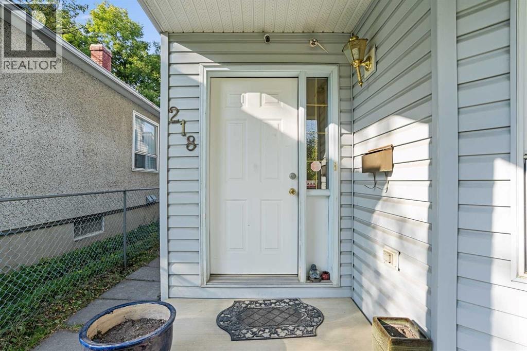 218 15 Avenue NW — photo 3