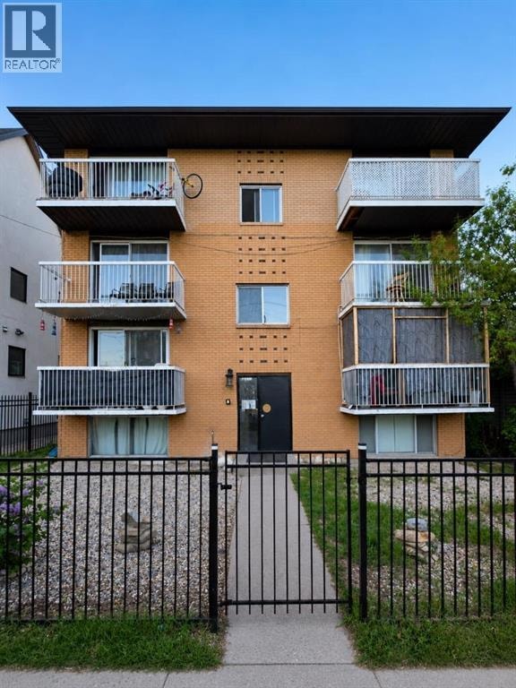 211 6 Street NE — photo 1
