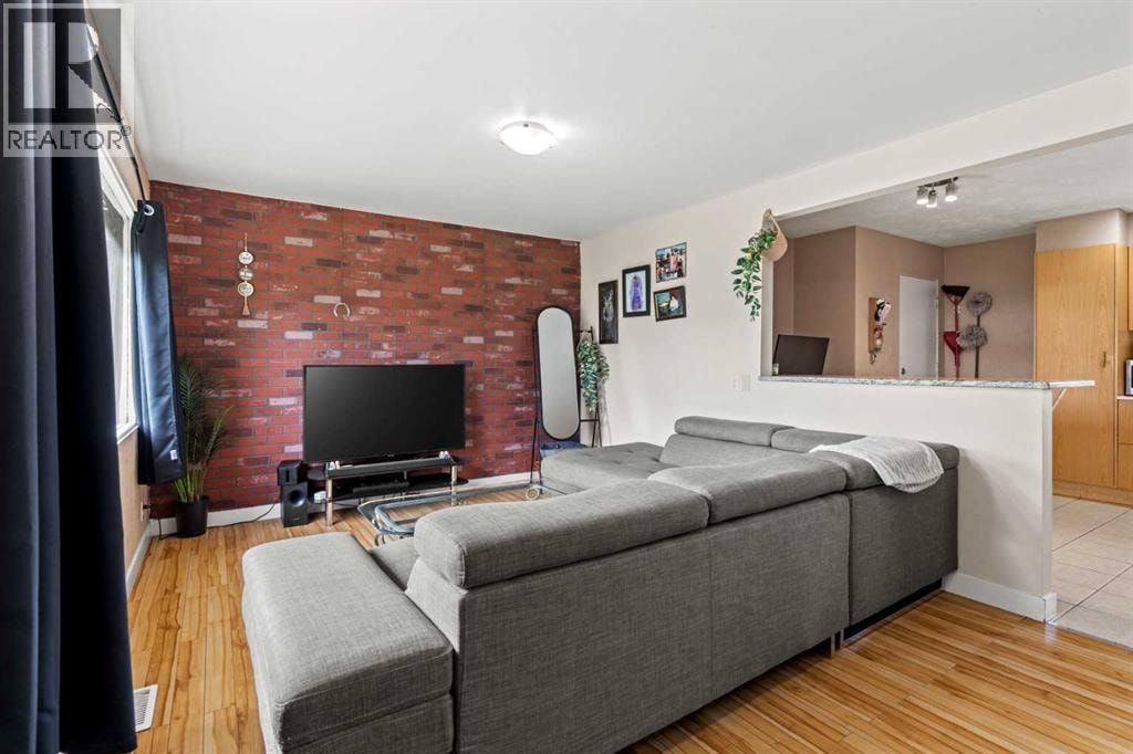 616 34 Avenue NE — photo 13