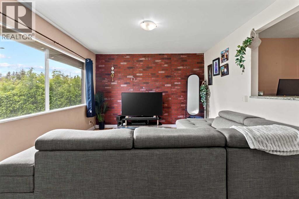 616 34 Avenue NE — photo 14