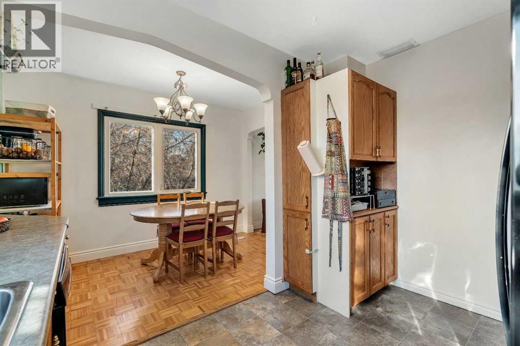 129 18 Avenue NW — photo 11