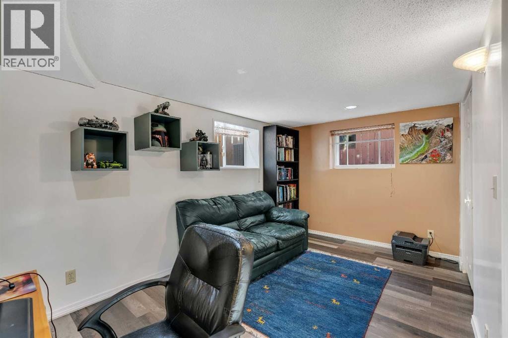 129 18 Avenue NW — photo 16