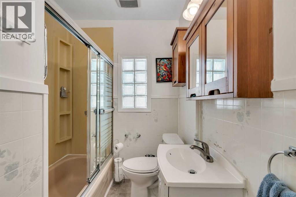 129 18 Avenue NW — photo 28
