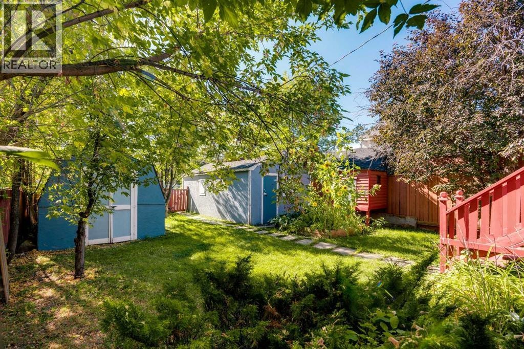 129 18 Avenue NW — photo 30