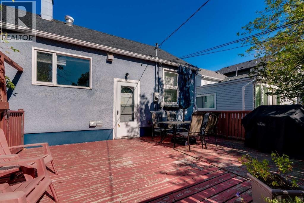 129 18 Avenue NW — photo 32