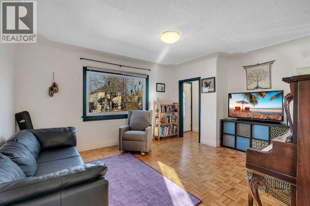 129 18 Avenue NW — photo 5