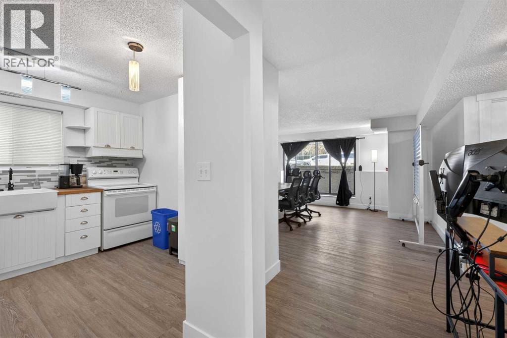 1920 31 Street SW — photo 17