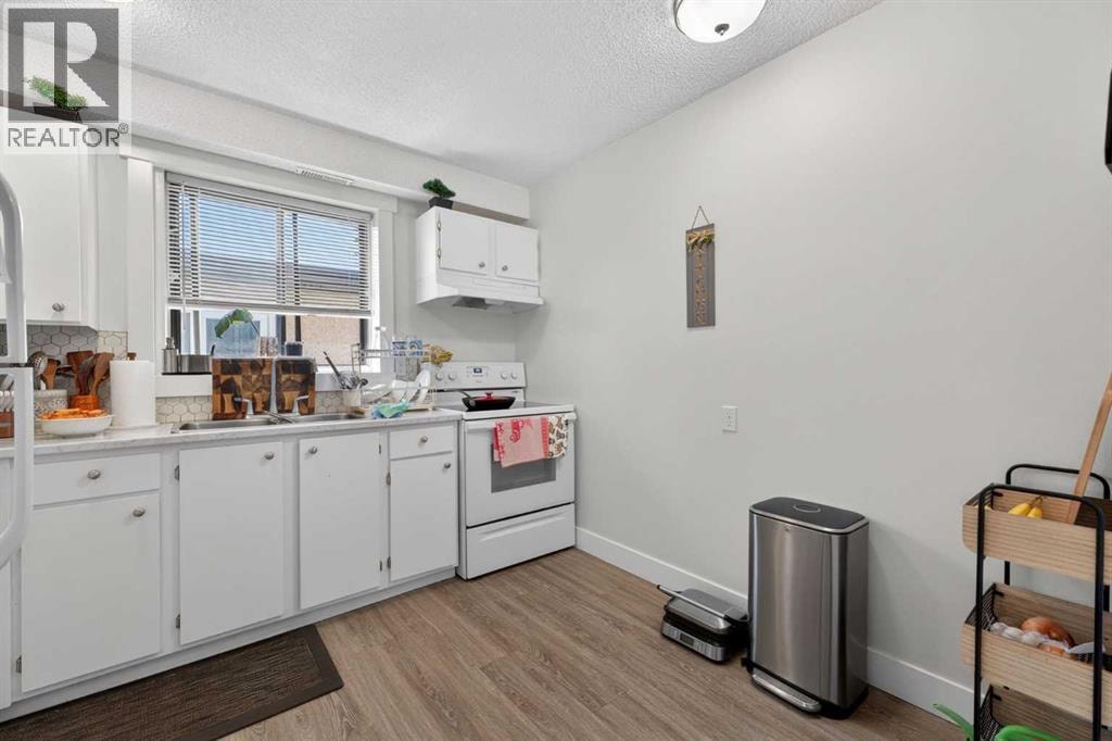 1920 31 Street SW — photo 11
