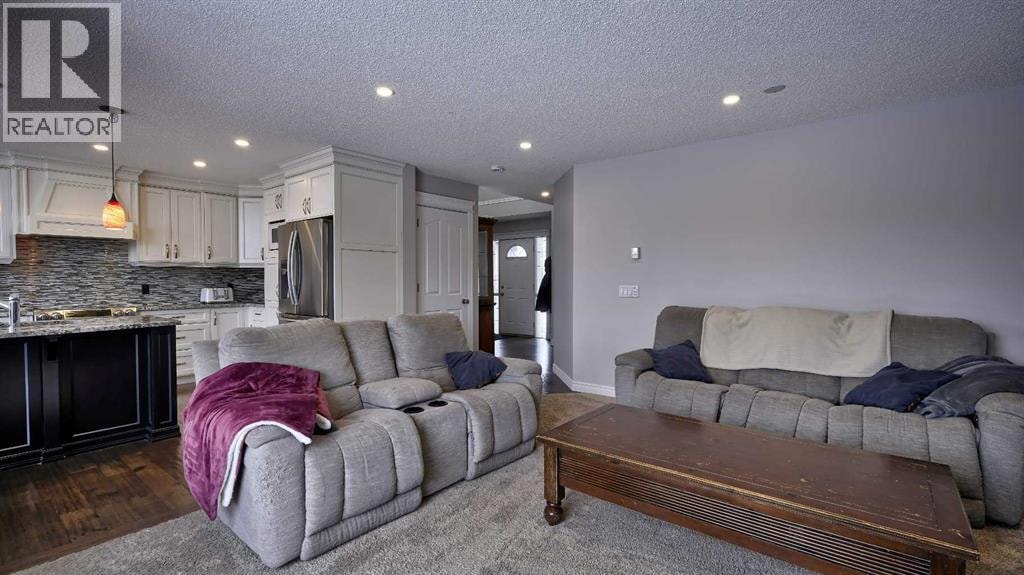 139 Coopers Close SW — photo 7