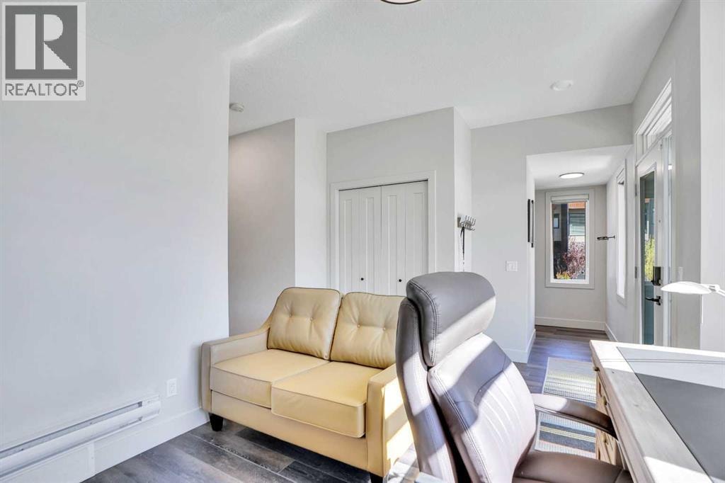 19 Royal Elm Green NW — photo 10
