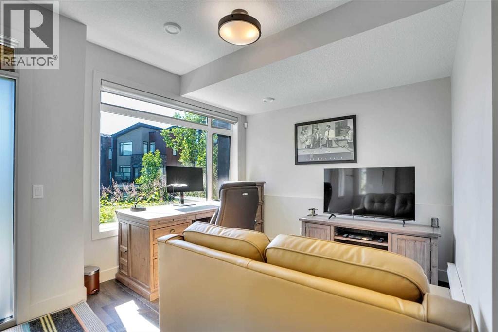 19 Royal Elm Green NW — photo 7