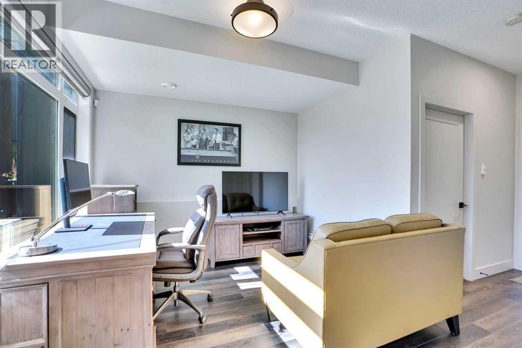 19 Royal Elm Green NW — photo 8