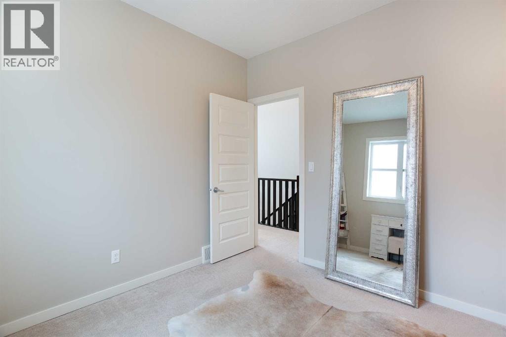 4827 22 Avenue NW — photo 27