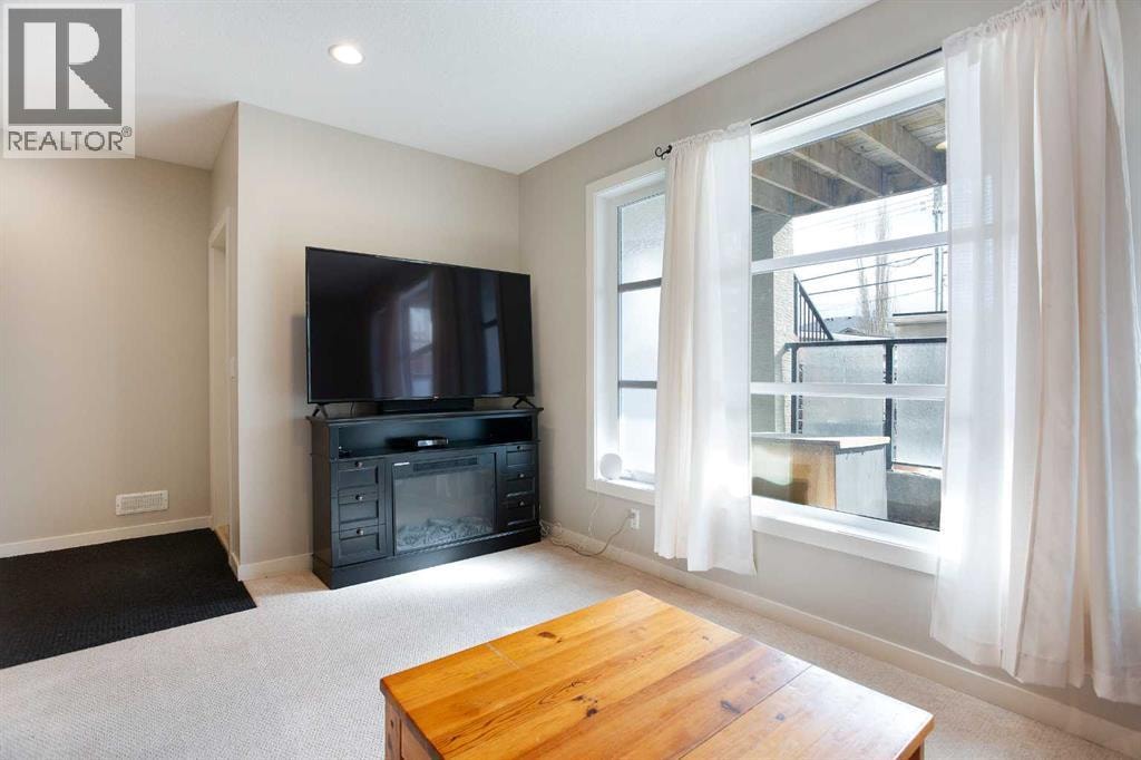 4827 22 Avenue NW — photo 32