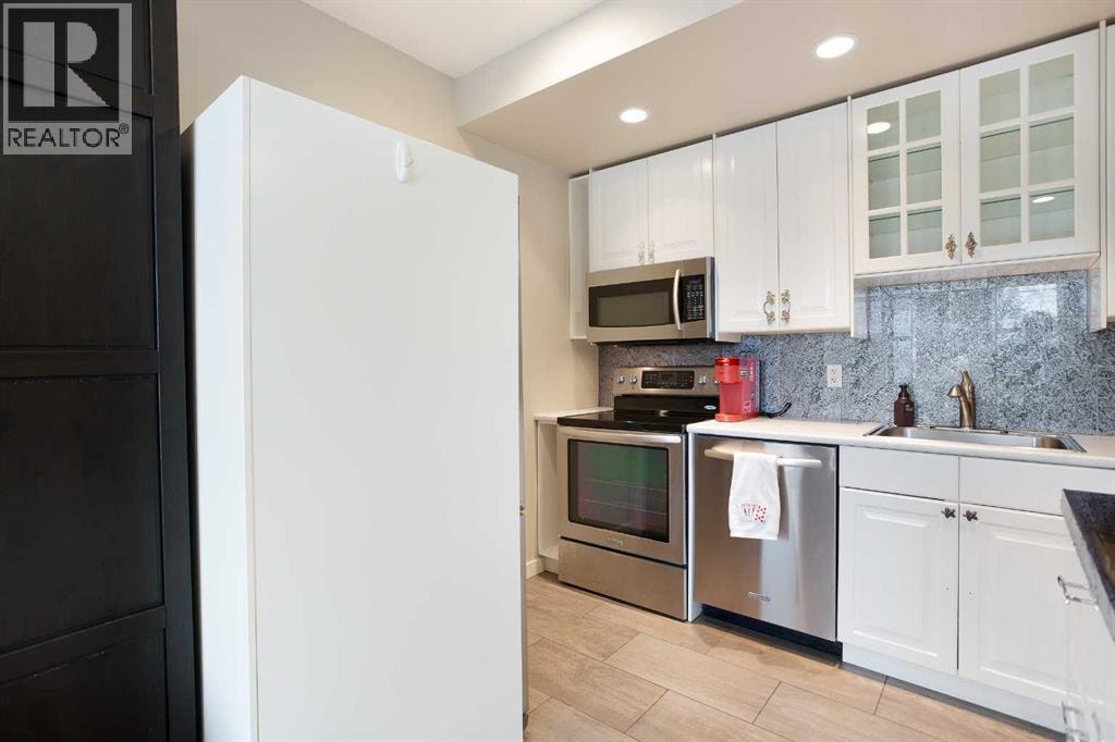 4827 22 Avenue NW — photo 34