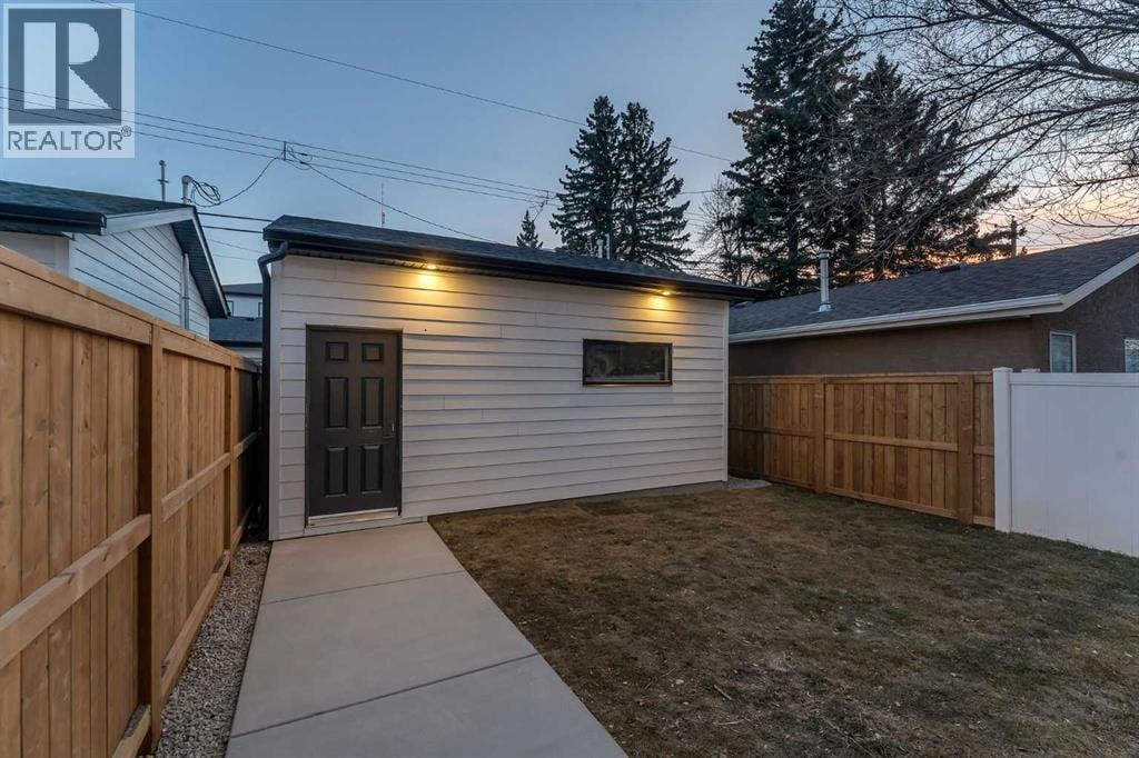 1729 19 Avenue NW — photo 46