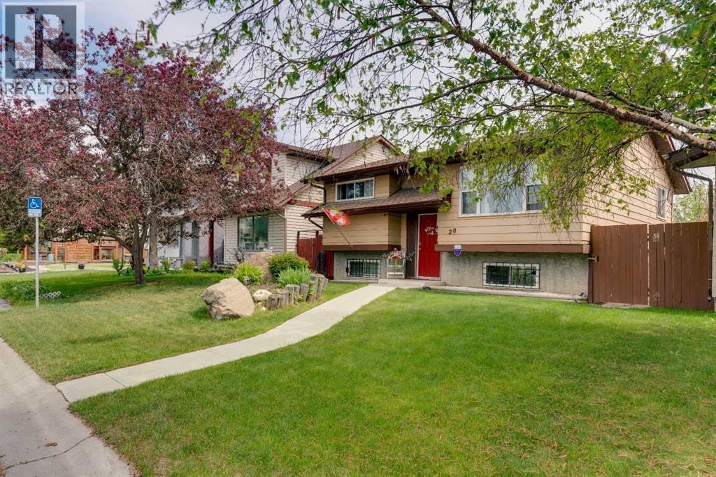 20 Ogmoor Crescent SE — photo 2