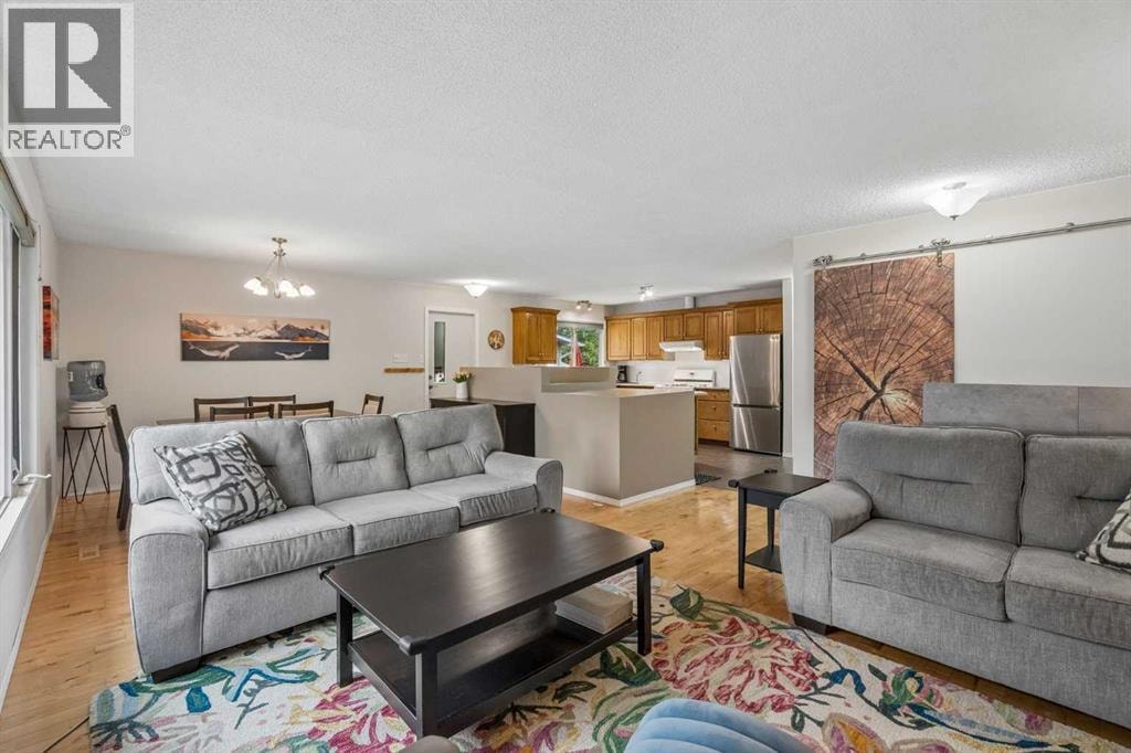 1403 104 Avenue SW — photo 3