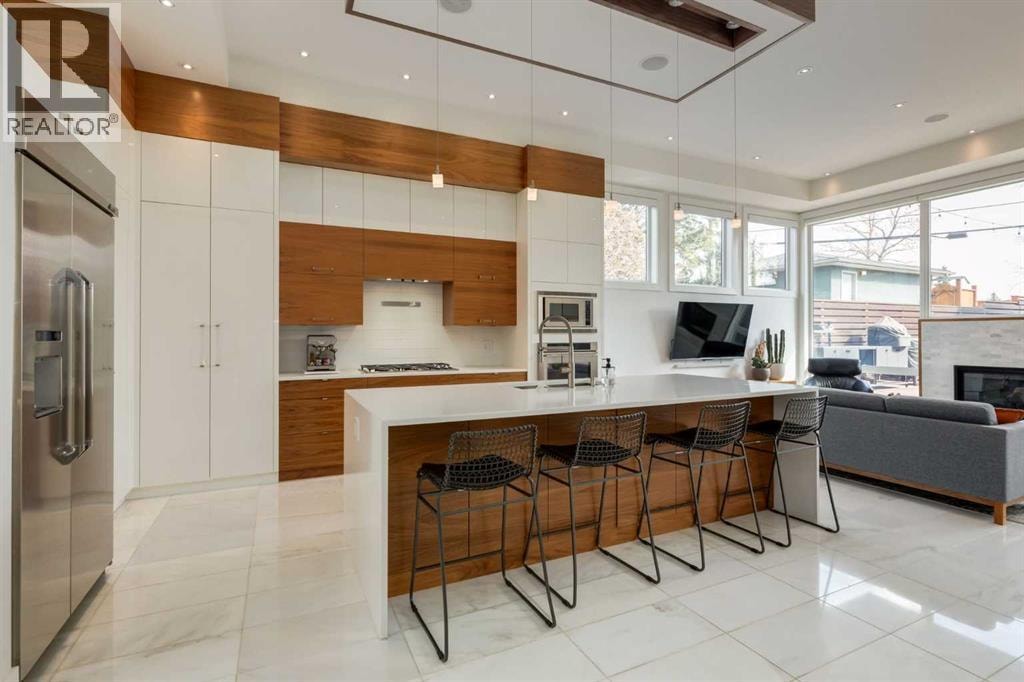 2210 Victoria Crescent NW — photo 4