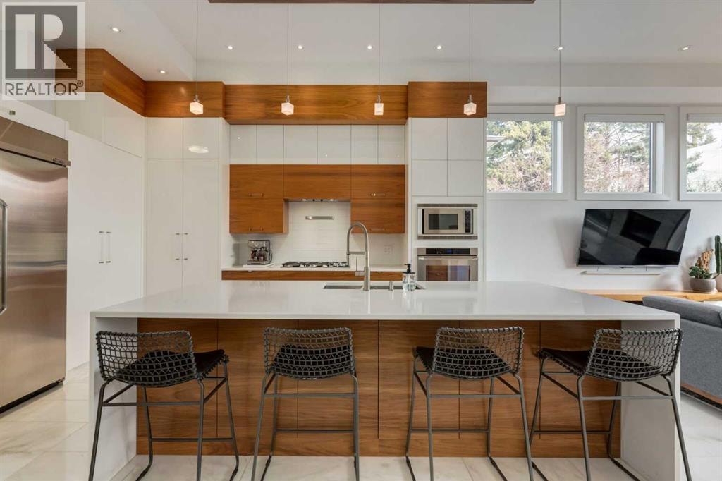 2210 Victoria Crescent NW — photo 5