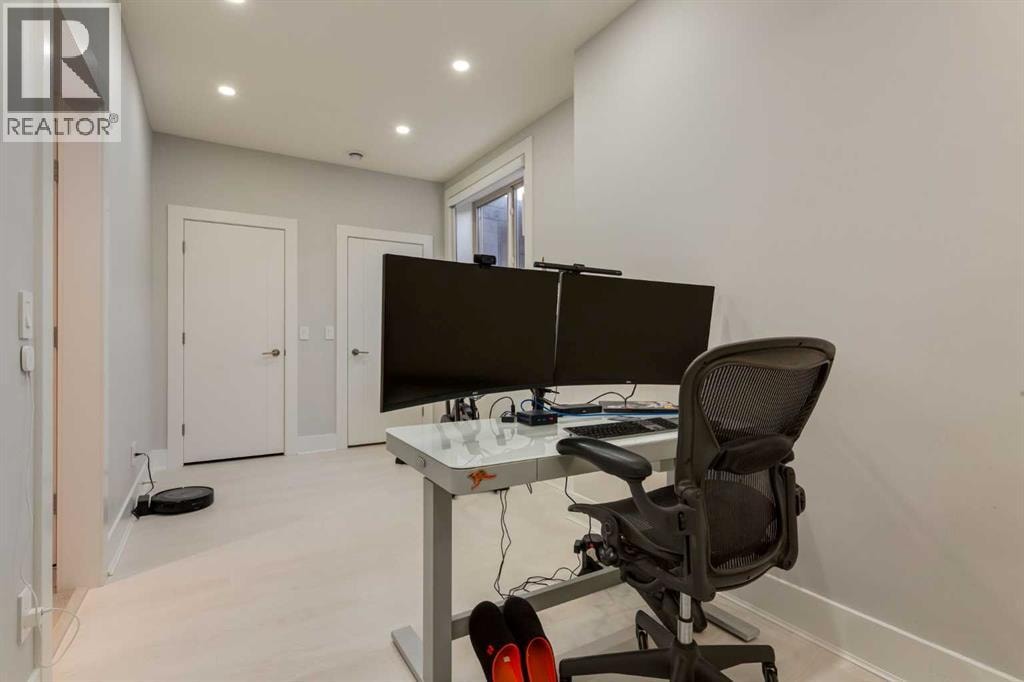 2210 Victoria Crescent NW — photo 37