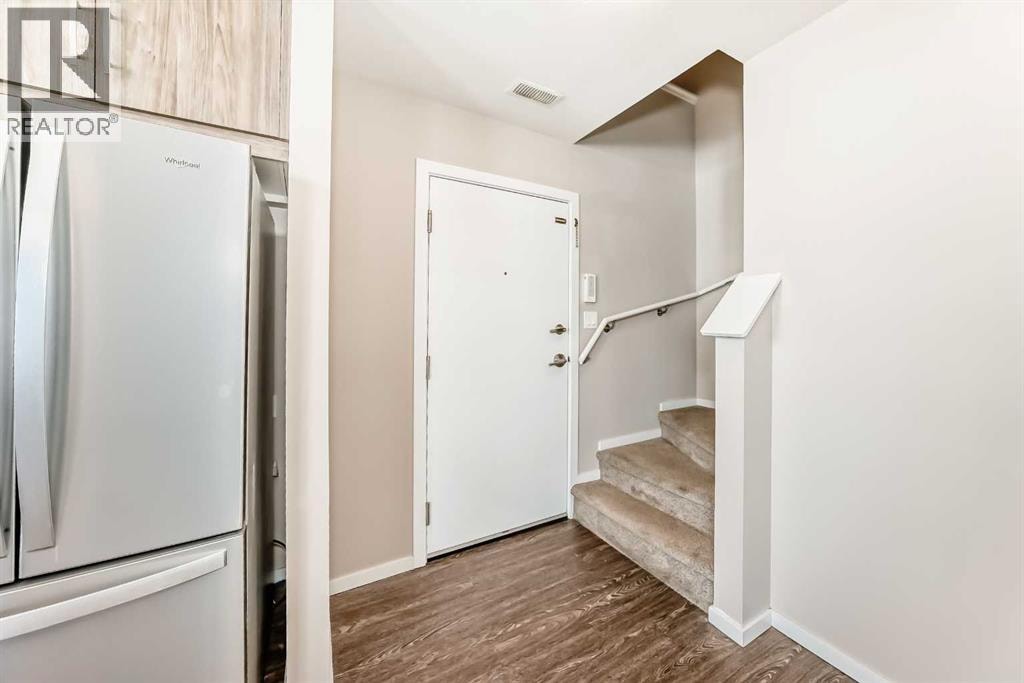 204, 135 Redstone Walk NE — photo 4