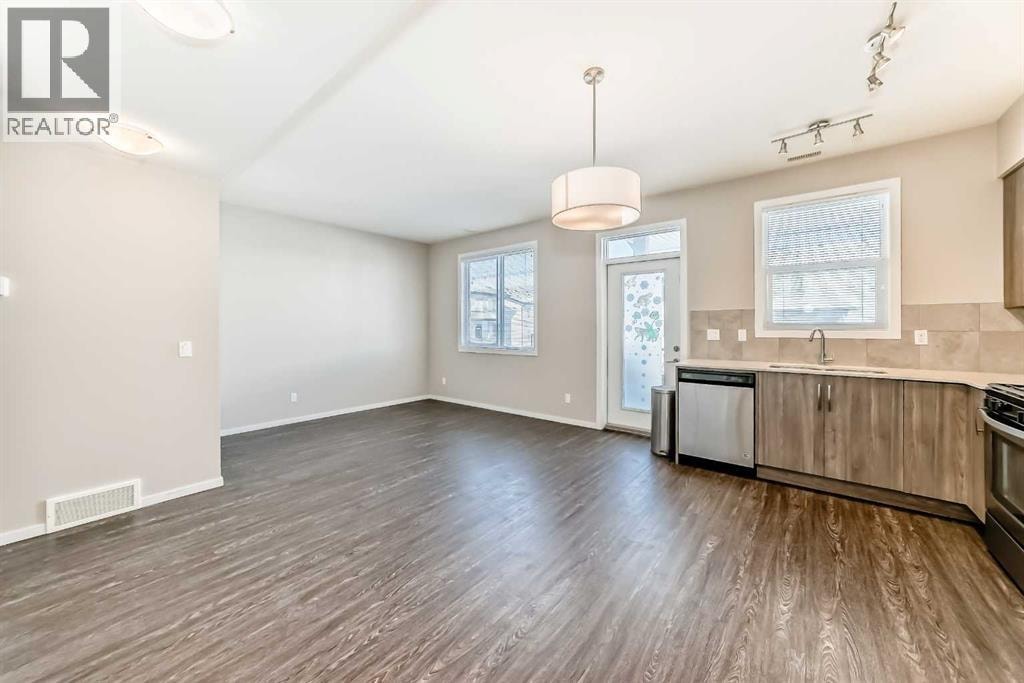 204, 135 Redstone Walk NE — photo 9