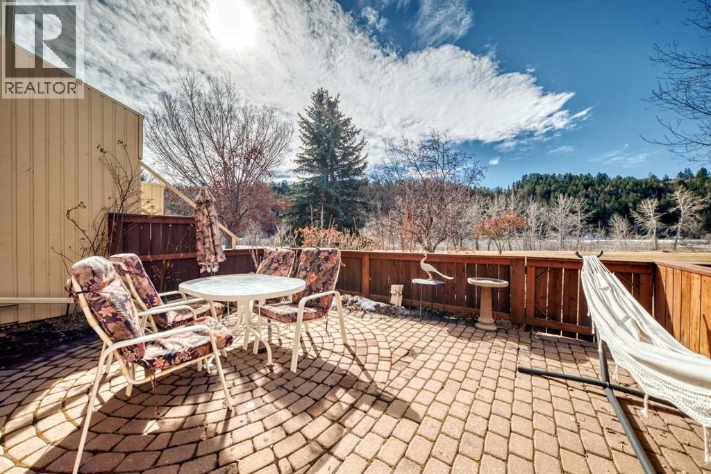 374 Point Mckay Gardens NW — photo 12