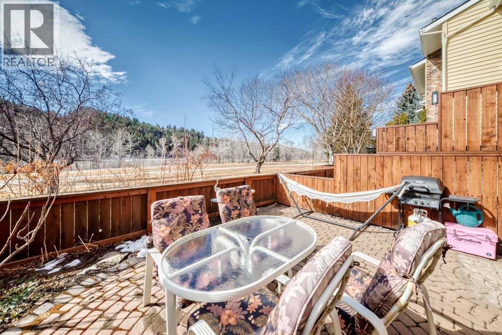 374 Point Mckay Gardens NW — photo 13