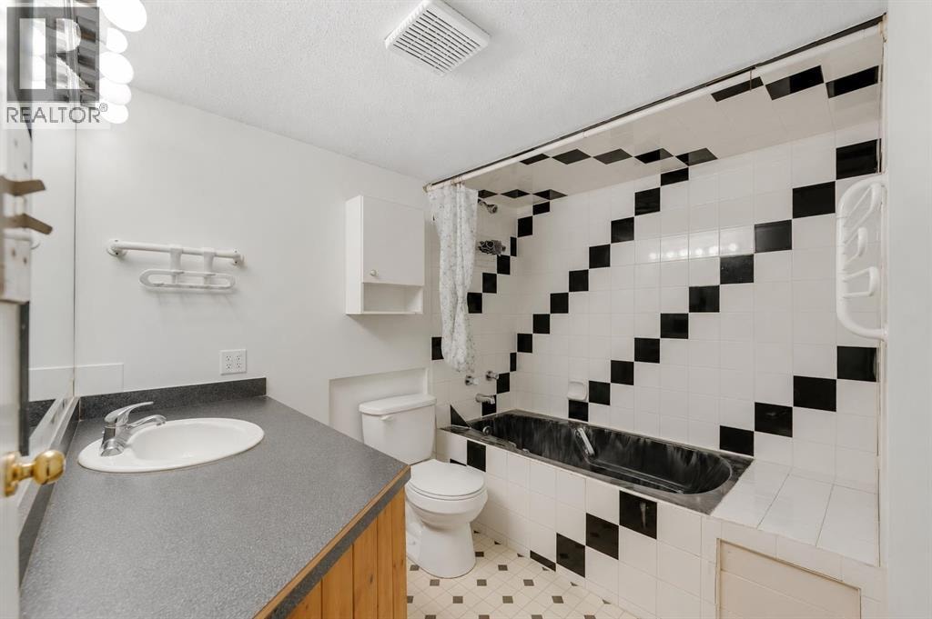 4736 17 Avenue NW — photo 24