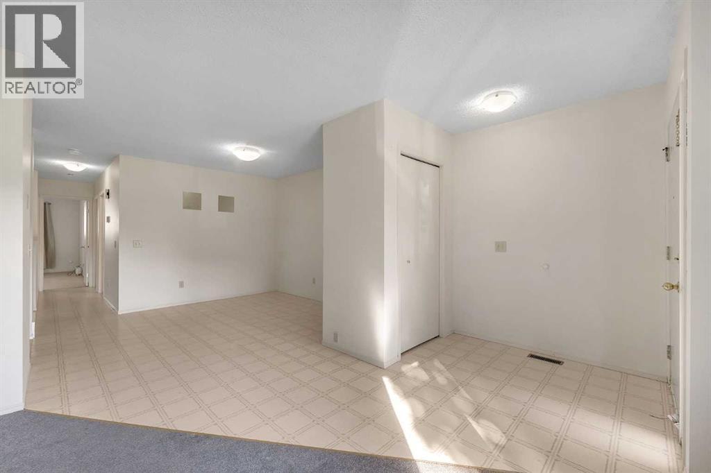 4736 17 Avenue NW — photo 8