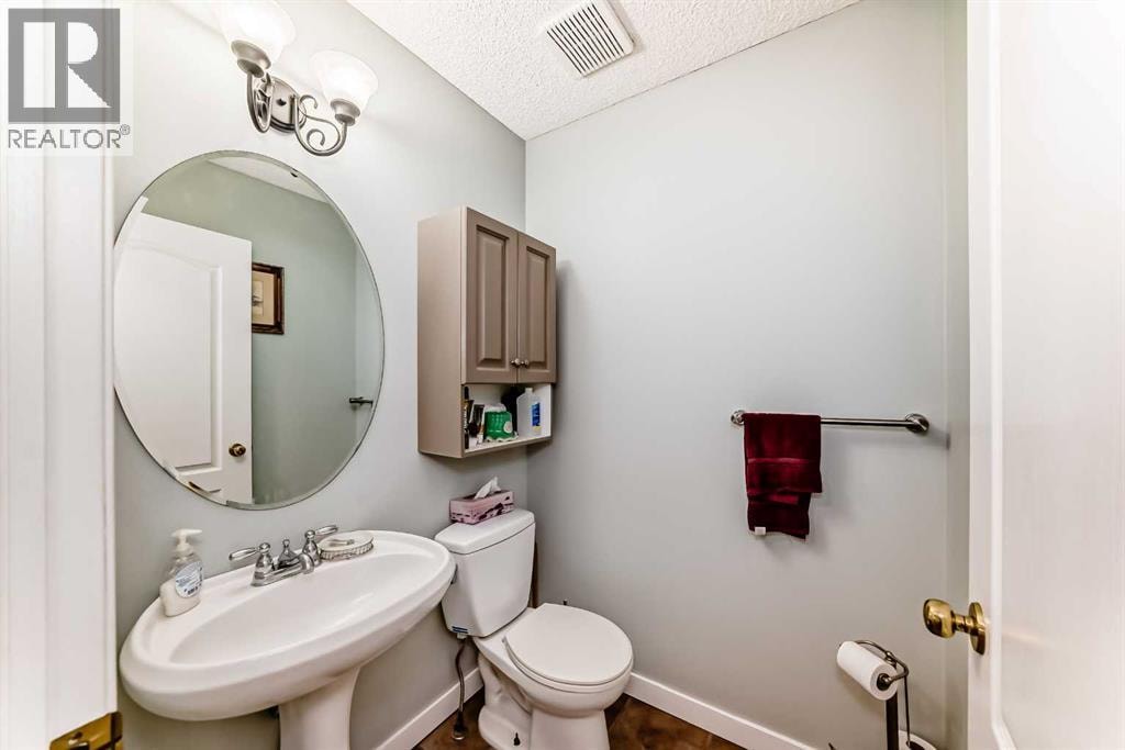167 Fairways Close NW — photo 9
