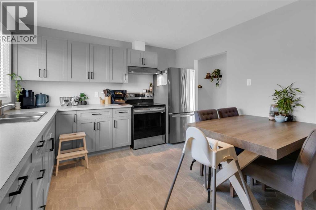 2231 39 Street SE — photo 8