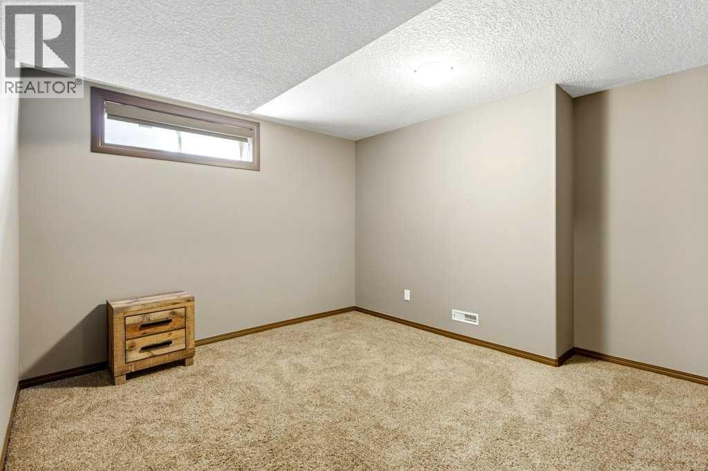23 Aspen Stone Crescent SW — photo 38