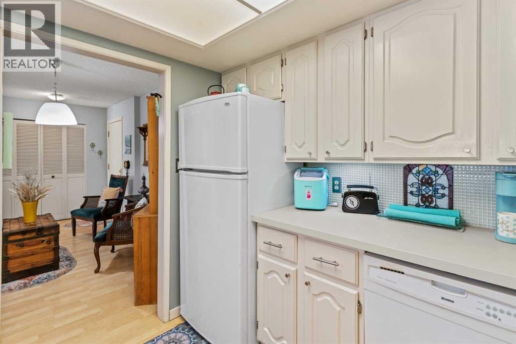 201, 3719C 49 Street NW — photo 17