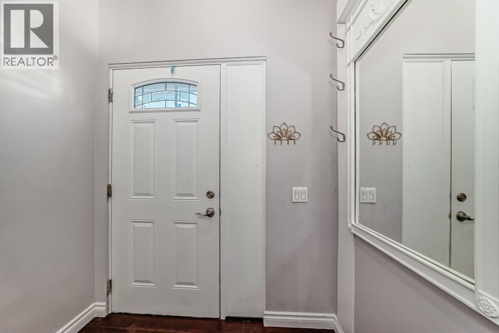 724D Raynard Crescent SE — photo 2