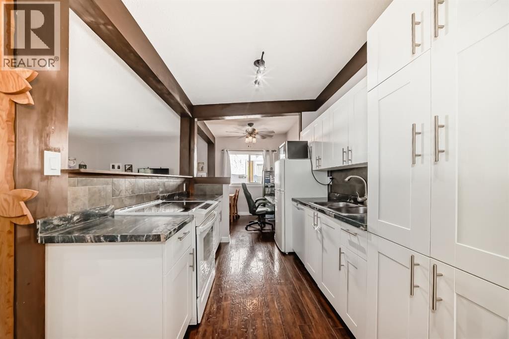 724D Raynard Crescent SE — photo 3