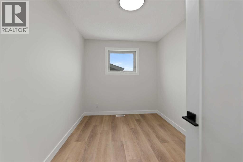 2031 24 Avenue NE — photo 14