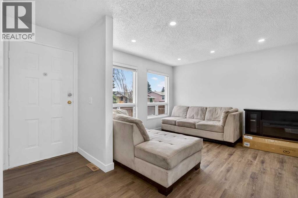 128 Castledale Crescent NE — photo 4