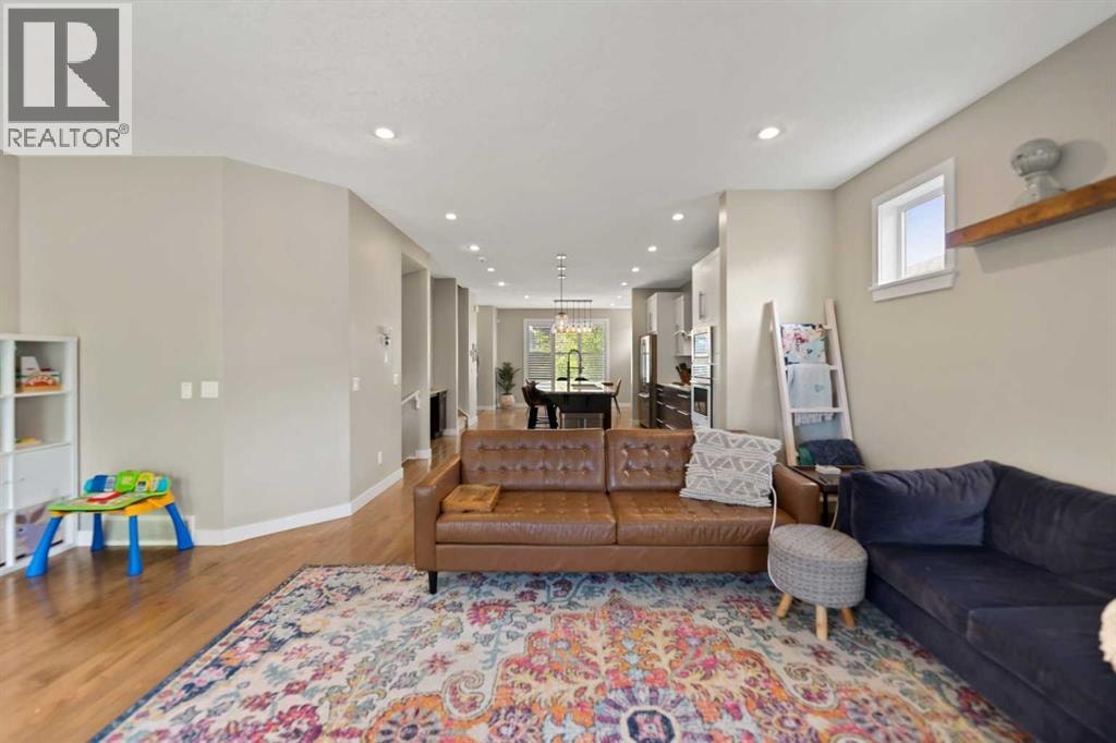 124 25 Avenue NE — photo 13