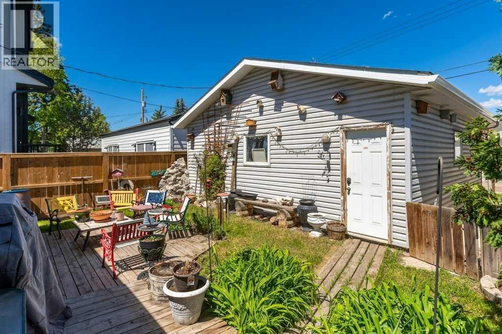 8812 46 Avenue NW — photo 3
