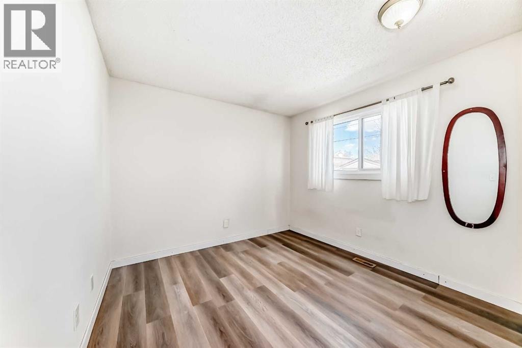 4208 58 Street NE — photo 10