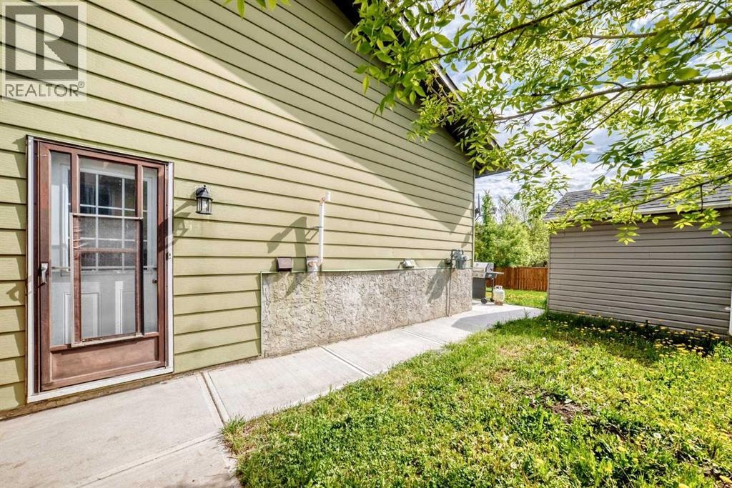 4218 38 Street NE — photo 42