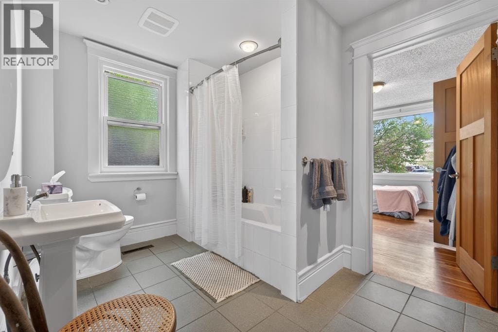 625 29 Avenue SW — photo 15