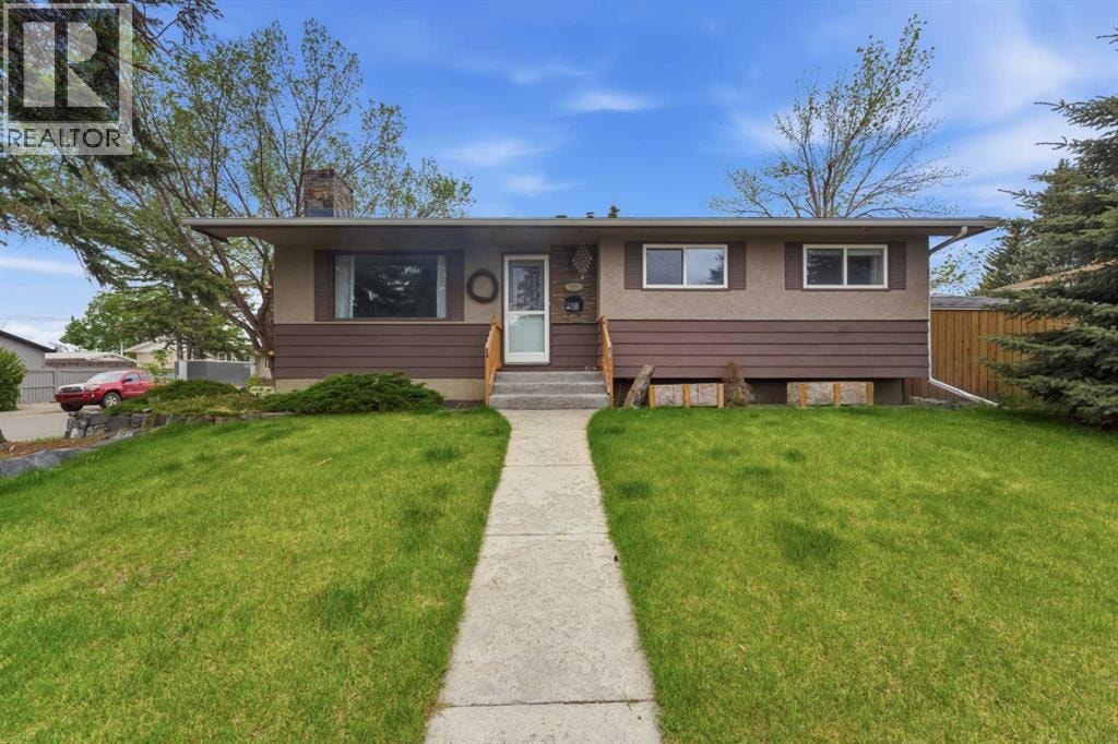 819 Avonlea Place SE — photo 1