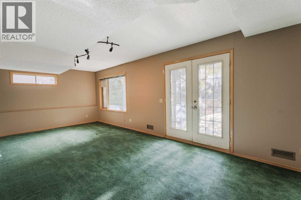 135 Canterbury Court SW — photo 39