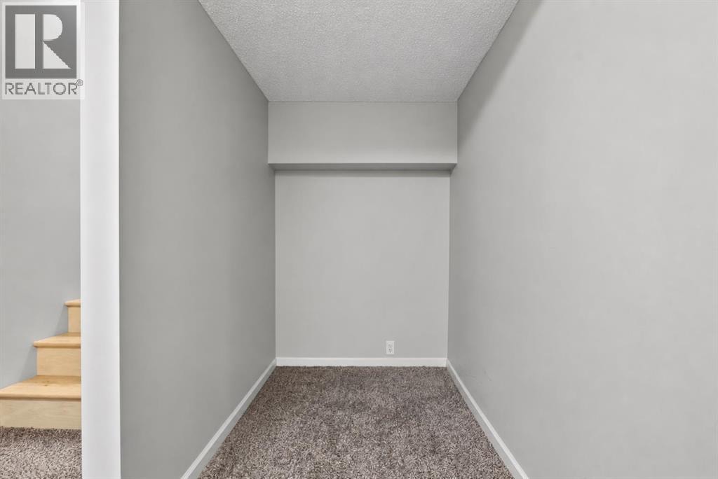 12 Wood Crescent SW — photo 40