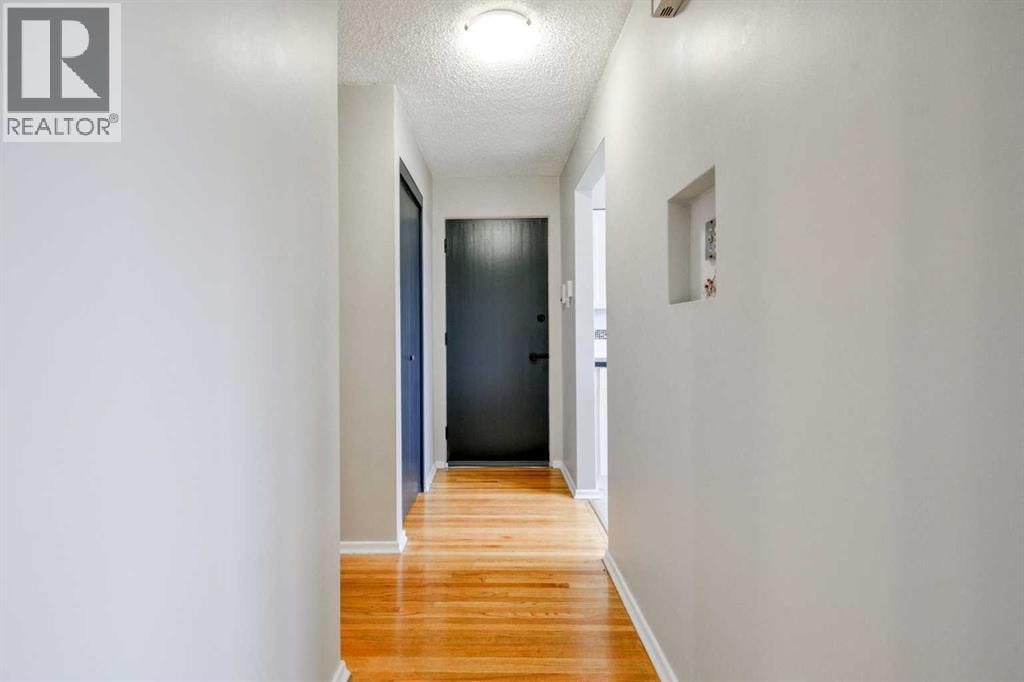 2705 38 Street SW — photo 10