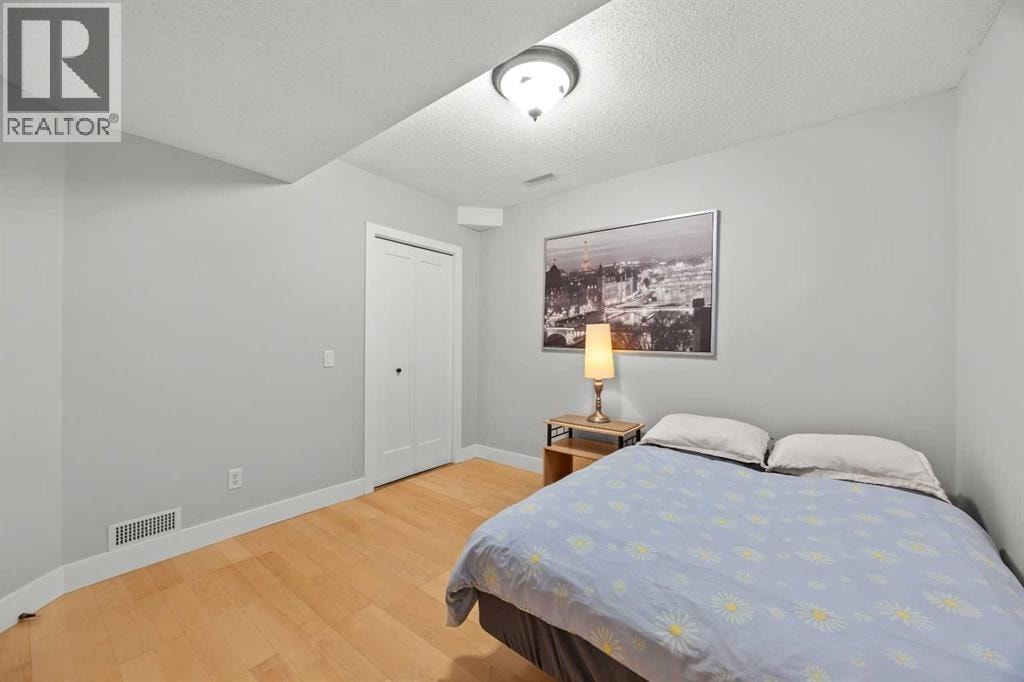 260 Riverside Mews SE — photo 40